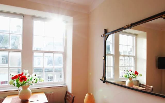 JOIVY Bright New Town 2 bed Apt - 5 Mins to Princes St - photo 2