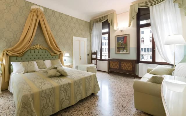 Friendly Venice Suites - photo 4