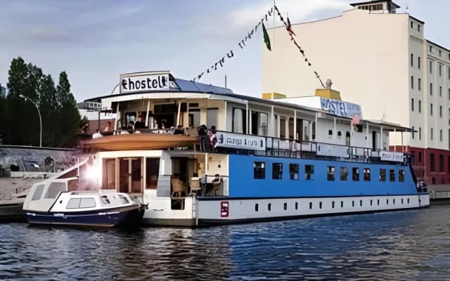 Eastern Comfort - The swimming hostel - photo 4