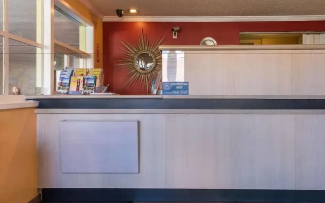 Civic Center Motor Inn - photo 2