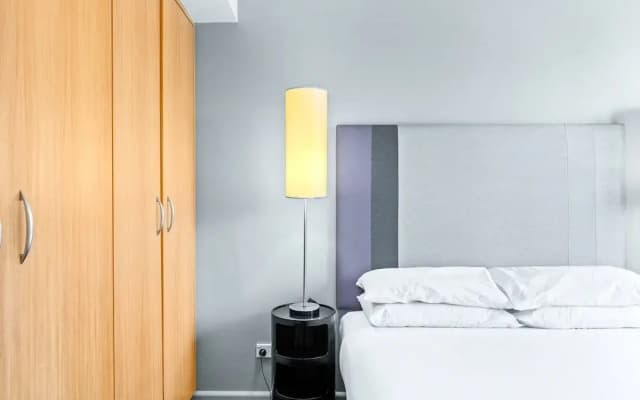 Sleek 1-bed by Jubilee Park With Pool - photo 2