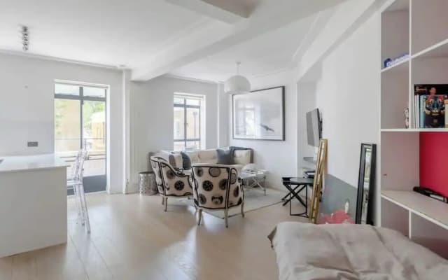 Sleek & Stylish 1BD Flat w/ Balcony - Kings Road - photo 5