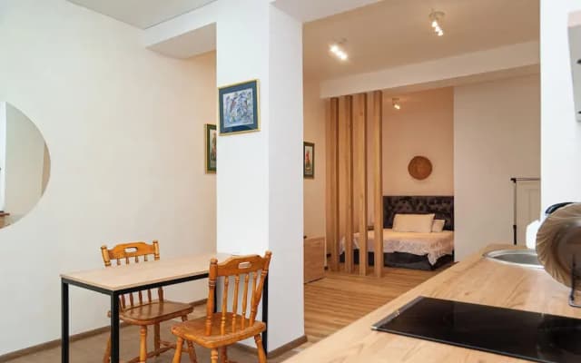 Cute Ground Floor with Free Parking - photo 2