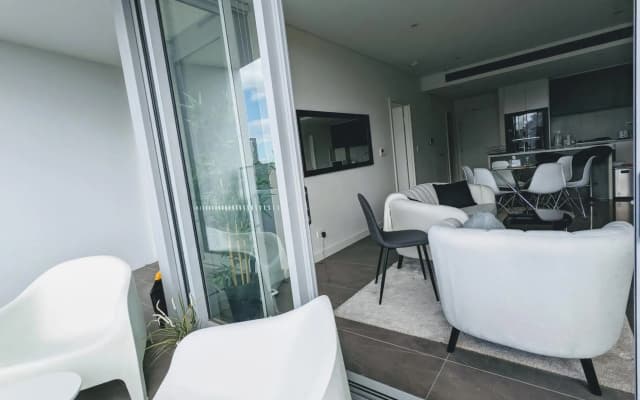 Luxury 3-bed 2-bath, balcony, with pool included, NO PARTIES! - photo 5