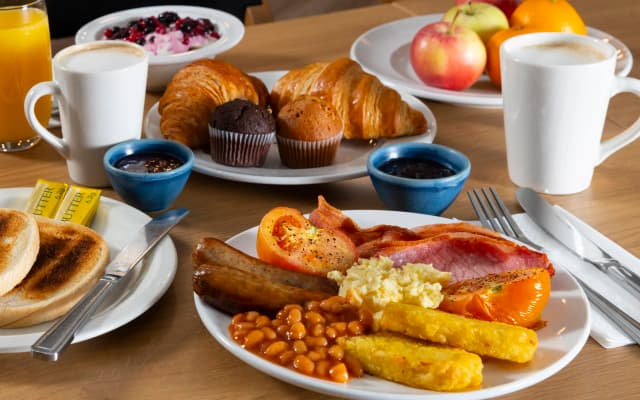 Holiday Inn Express Edinburgh Airport - photo 4