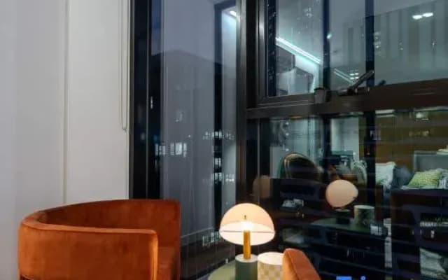 High-Rise CBD Apt L50 | Luxe City Views + Parking - photo 2