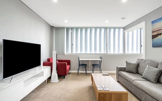 Bright 1 Bedroom Unit in the Heart of Manly - photo 3