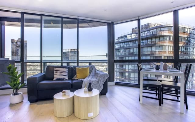 Docklands high level 1 Bedroom Apartment with pool by KozyGuru - photo 3