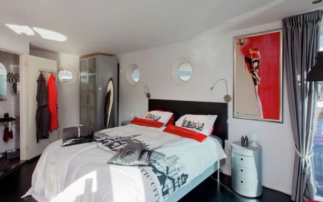 A Bed & Breakfast on a Splendid Houseboat - photo 2