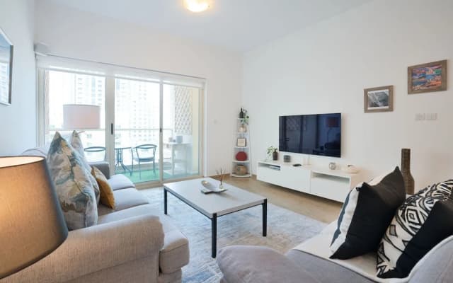 Luxurious Apt with Balcony The Greens Dubai - photo 4