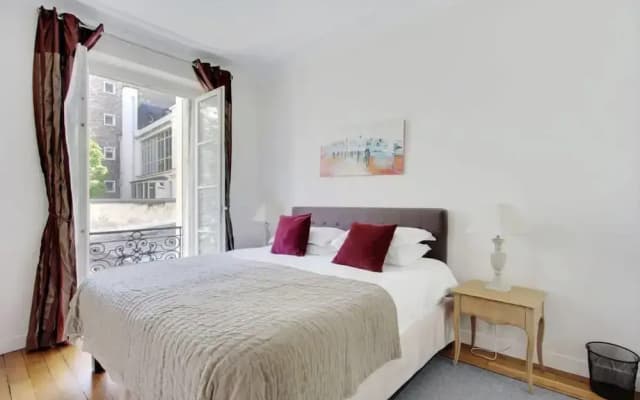 Eiffel Market Charming 2 Bed Apt Near Invalides - photo 3