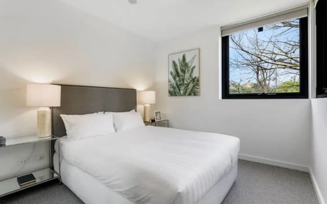 Modern 2-bed Ivanhoe Unit With Parking - photo 4