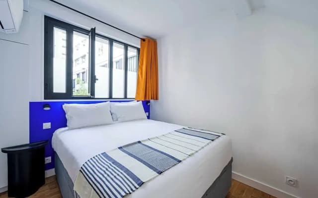 Marais Area - Outdoor Patio - A/C - 2bdr - photo 3
