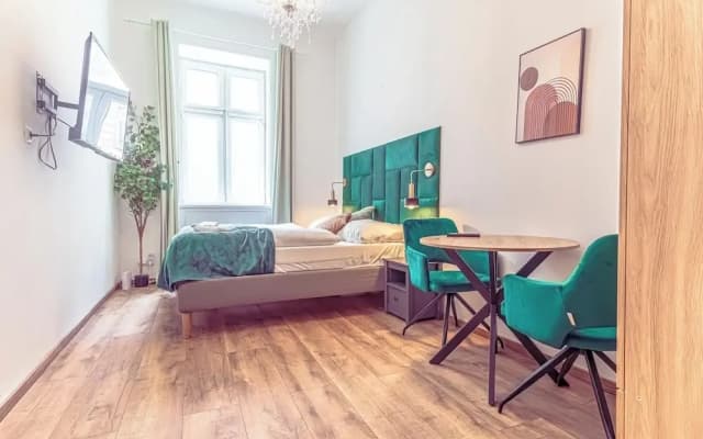 Cozy 1BR Apartment in Prime Location - photo 2