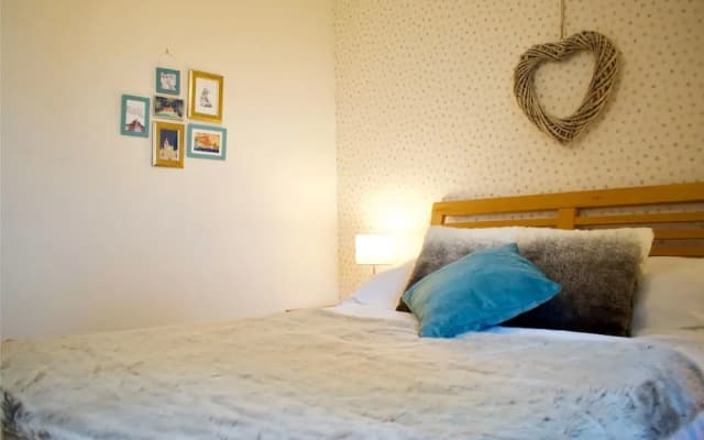 Modern 2 Bedroom Ground Floor Flat with Parking - photo 2