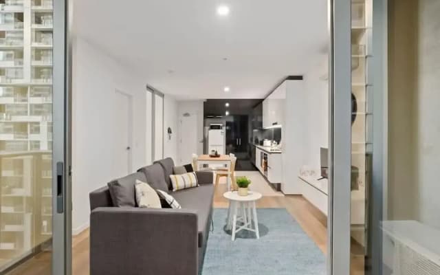 Cozy & Charming 2BR Stay, Free Parking - photo 2