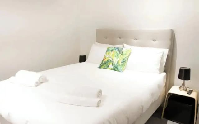 Modern + Spacious 2bd/2bath - Stunning City Views! - photo 2