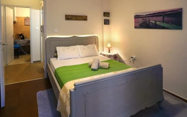 Aristotle's studio apartment - photo 5