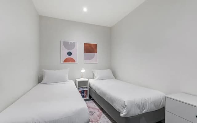 Sophisticated CBD 2-bed Apartment by Yarra River - photo 2