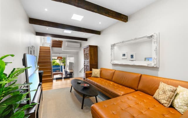 Elegant 1-bed With Study by Balmain Wharf - photo 2