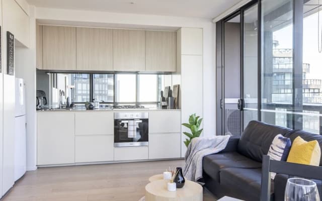Docklands high level 1 Bedroom Apartment with pool by KozyGuru - photo 2