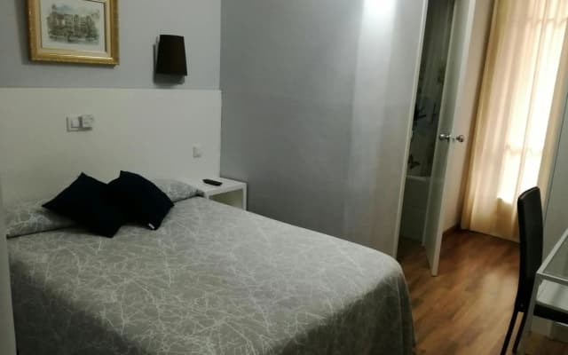 Hostal Lesseps - photo 2