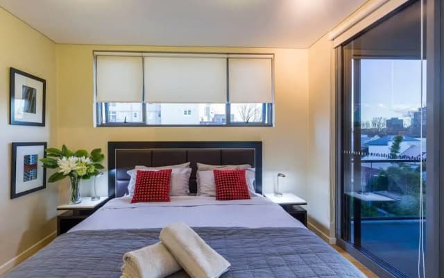 Spacious One Bedder in Sydney’s Hotspot Location - photo 4