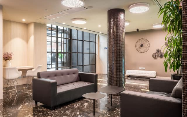 Arya Stadium Hotel - photo 2