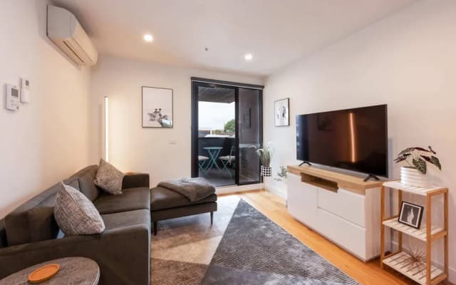 Modern 1 Bedroom Apartment in Brunswick East Near CBD - photo 3