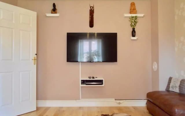 3 Bedroom House With Parking - photo 3
