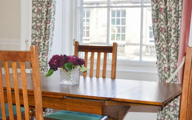 2 Bedroom Flat in Central Edinburgh - photo 2