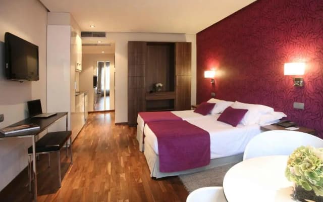 Apartosuites Jardines de Sabatini - photo 4