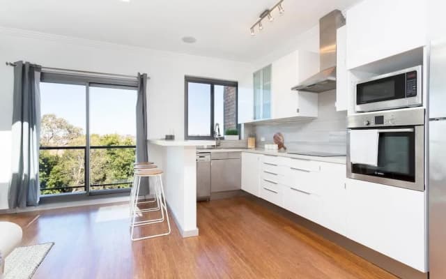Beachside Apartment with Stunning Views & Parking - photo 5