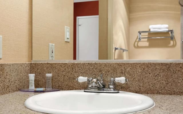 Travelodge Inn & Suites by Wyndham Gardena CA - photo 5