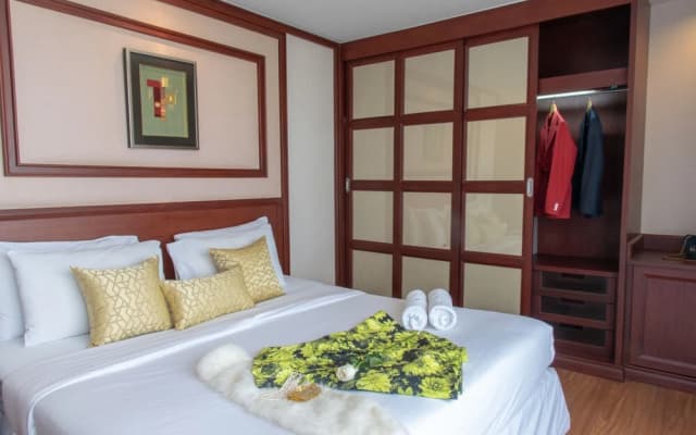Antique Palace Apartment - photo 3