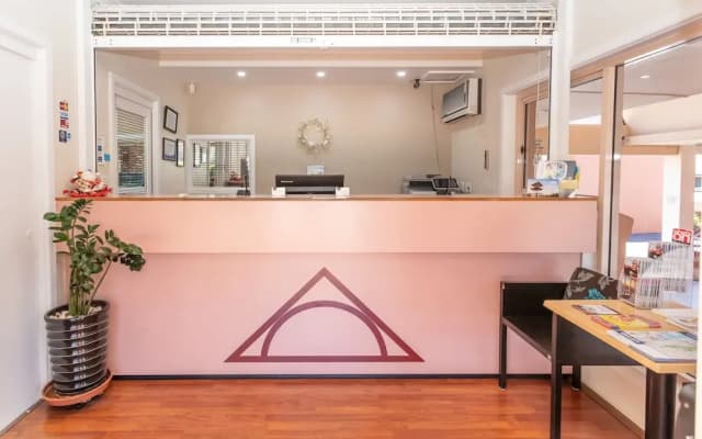 Engadine Motor Inn - photo 2