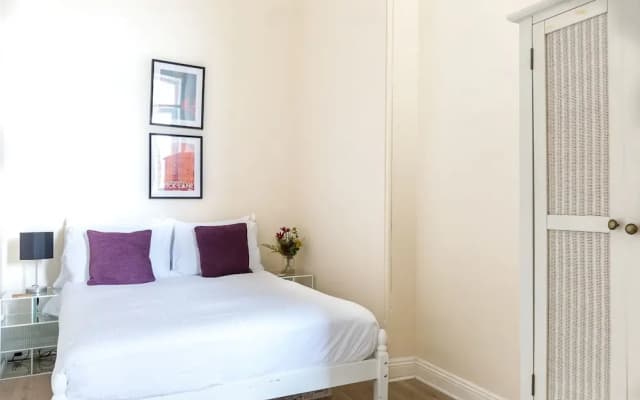 Bright Two BR Period Apartment in Whitechapel - photo 5