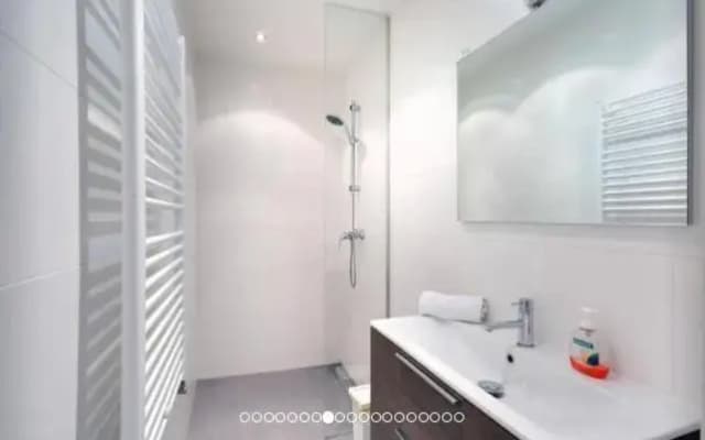 Luxurious Canalview APT with Patio CITY CENTRE - photo 4