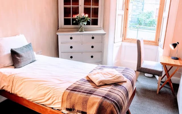 2 Bedroom Flat In City Centre - photo 2