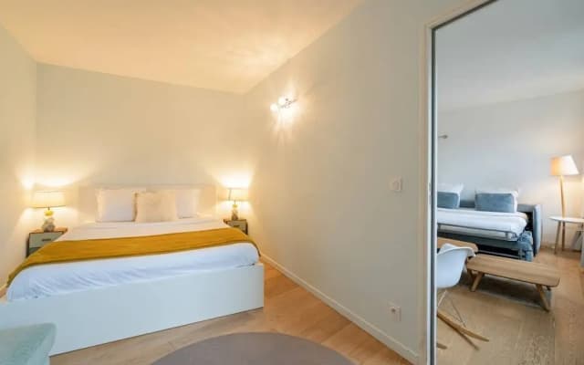 Bright 1-Bed Apartment, Perfectly Located in Paris - photo 5