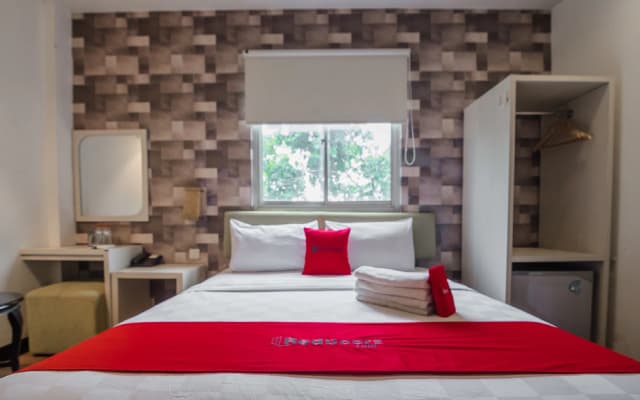 RedDoorz Plus near Mangga Besar Station 2 - photo 4