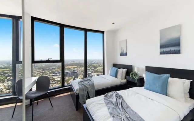 Lovely 3BR Apt With Panoramic Views, Free Parking - photo 3