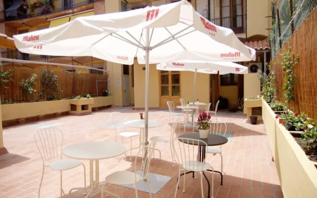 Bcn Home Guest House - photo 4