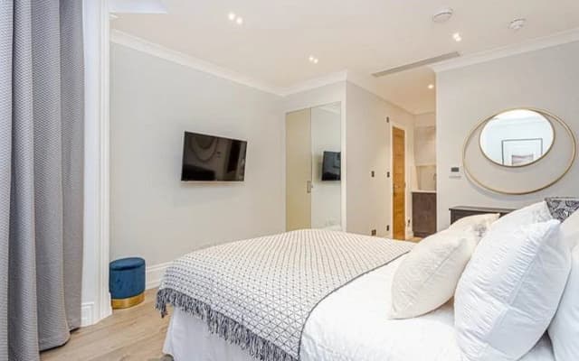 Alexander Apartments - photo 5