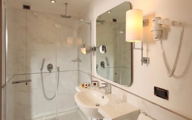 The Independent Hotel - photo 2