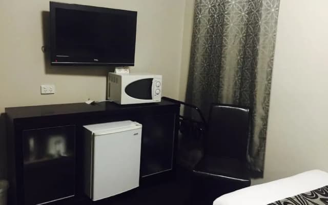 Econo Lodge City Square - photo 2