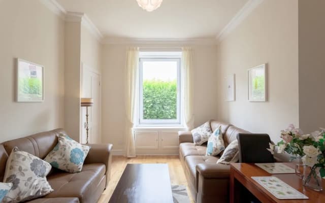 1 Bedroom Traditional Leith Flat - photo 3