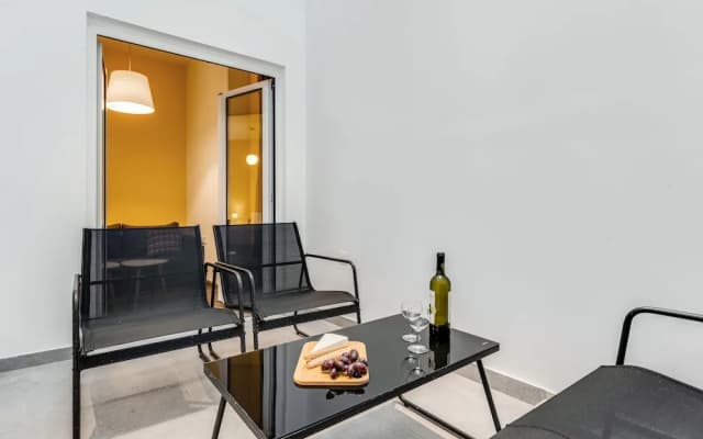 Sanders Home Suites - Charming Windowless Studio - photo 5