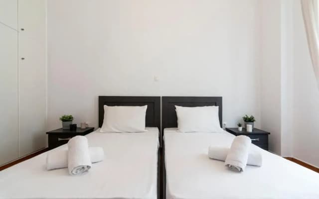 Modern 2BD apt in Athens , 3-min metro - photo 3