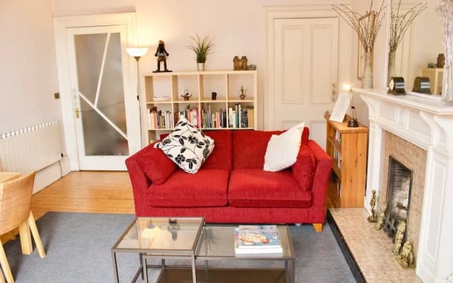 2 Bedroom Flat In Morningside - photo 3